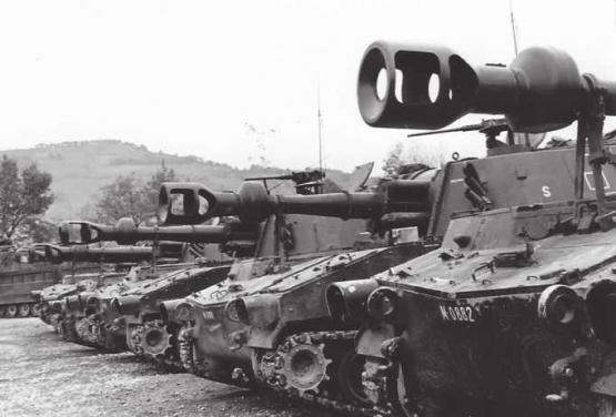 Erste Versuche der Hb Bttr III/10 im WK 1967 mit M-109 in der Region Thun. Hier sind im Gürbegrüen vorne die zwei US-Versionen (M-109U) und hinten die drei deutschen Versionen (M-109G) mit der Rohrlänge L23 zu erkennen.